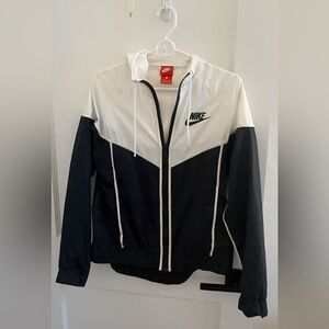 Nike Black and White Hooded Lightweight Jacket/WindBreaker Style